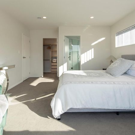 Modern Immaculate Residence In Mount Wellington オークランド エクステリア 写真