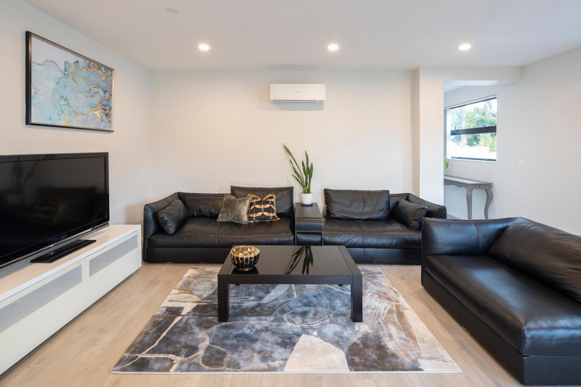 Modern Immaculate Residence In Mount Wellington オークランド エクステリア 写真